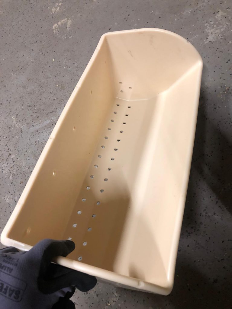 Het aanbrengen van een gatenpatroon in een elevatorbeker zorgt voor een betere vulling van de elevatorbeker onderin de voet van de elevator en betere uitlading van het product uit de beker boven in de elevatorkop. Door het aanbrengen van een gatenpatroon onder in de beker kan de lucht gemakkelijker weg met een betere bekervulling en mogelijke verhoging van capaciteit als gevolg. Lichte, fijne, donzige materialen maar ook granen en zware poeders worden hierdoor beter in de opgaande productstroom meegenomen.